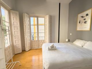 Stylish 1BR Central Apt, AC, Near Top Sight, Private Parking Opt - Seville - 9