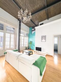 Stylish 1BR Central Apt, AC, Near Top Sight, Private Parking Opt - Seville - 0