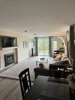 Bright private suite near Departure Bay beach - 6