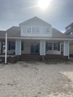 Roomy Beachfront Apartment, Deck, Game Room! apts - 8