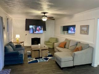 Roomy Beachfront Apartment, Deck, Game Room! apts - 6
