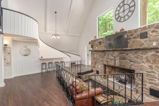 Renovated Barn in the Woods with Hot Tub - 4