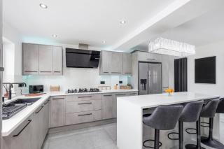 Modern Luxury 4 Bedroom House in Hornchurch - Harold Wood - 0