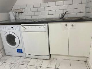 Spacious double bedroom with private bathroom ensuite in London Canary Wharf E14, only 1 stop to Excel and O2 for short or long let in London Canary Wharf, less than an hour from Heathrow, Stansted and Gatwick airport - 1