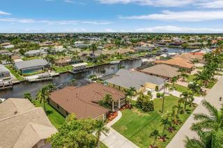 Ocean Drive SW Cape - waterfront private home locally owned & managed, fair & honest pricing - Cape Coral - 1