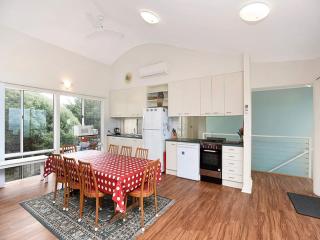 Boomer Waves 5 Carfax St - WIFI included - No Linen Included - 4