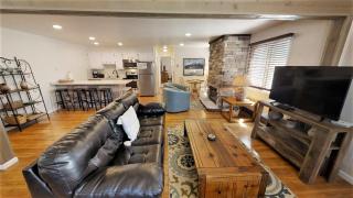 Ski View 01 Bella Vista - On Main Street - End Unit - WiFi - Cable - Fireplace - Trailer Parking In Back - Patio`s with Gas Gril - Red River - 6