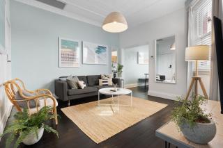 Chic 2BR Apartment with Artful Touches in Bondi - Sídney - 5