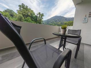 Cosy Designer's Home By The Mountain - Lumut - 0