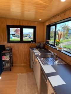 Ohingaiti Farm Cottage - - 9