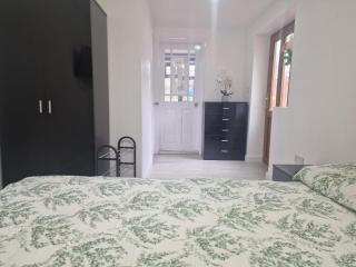 Studio Flat on Straight Road, Harold Hill, - 6