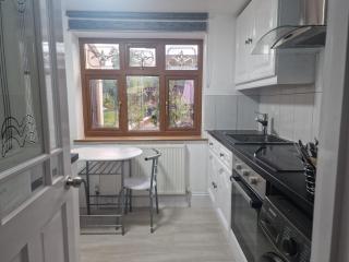 Studio Flat on Straight Road, Harold Hill, - 4