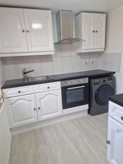 Studio Flat on Straight Road, Harold Hill, - 3