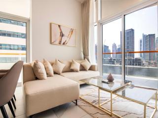 Elegant 2BR Ensuite with Canal & Burj Khalifa View - Dubai - 0