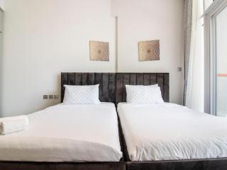 Elegant 2BR Ensuite with Canal & Burj Khalifa View - Dubai - 8