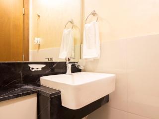 Elegant 2BR Ensuite with Canal & Burj Khalifa View - Dubai - 6