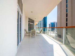 Elegant 2BR Ensuite with Canal & Burj Khalifa View - Dubai - 4