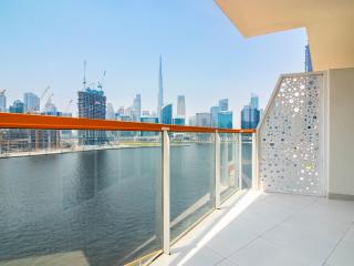 Elegant 2BR Ensuite with Canal & Burj Khalifa View - Dubai - 3