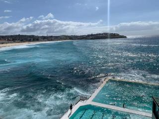 Chic 2BR Apartment with Artful Touches in Bondi - Sydney - 8