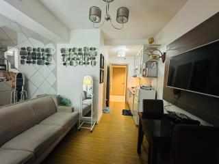 Near Mc kinley BGC 1 bedroom with balcony Neflix - Manila - 0