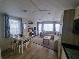 Lovely 6 Berth Caravan With Free Wi-Fi At Broadland Sands Ref 20017Bs - 7