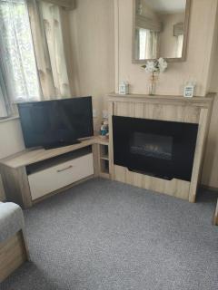 Wonderful 6 Berth Caravan With Decking & River Views At Heacham Beach Ref 21003A - Heacham - 6