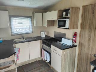 Wonderful 6 Berth Caravan With Decking & River Views At Heacham Beach Ref 21003A - Heacham - 5