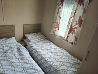 Wonderful 6 Berth Caravan With Decking & River Views At Heacham Beach Ref 21003A - 3