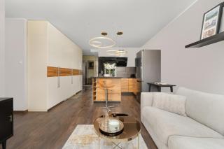 Rodzinne Studio z Parkingiem Sky Tower Centrum by Noclegi Renters - 1