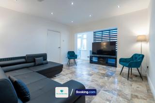 Serviced Accommodation London,4 Bed House,Sleeps 7 on 4 or 7 Beds,4 Car Driveway,WiFi,The London Stay Short Let Heathrow,Long Term Stays Welcome - Hounslow - 6