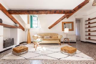 5-Sleeps in Elegant Attic in the Historic Center of Genoa - 9