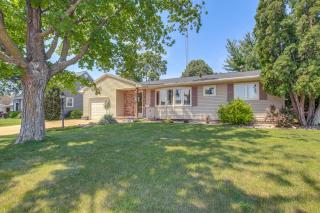 Walk to Park Waterloo Home with Furnished Deck - Waterloo - 8