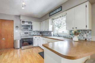 Walk to Park Waterloo Home with Furnished Deck - Waterloo - 4