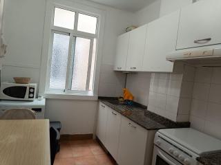 Piso antiguo, muebles viejos, muy sencillo, alquilado en invierno a estudiantes, sin ascensor, cocina antigua a gas, edificio muy antiguo - Corunha - 7