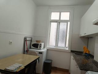 Piso antiguo, muebles viejos, muy sencillo, alquilado en invierno a estudiantes, sin ascensor, cocina antigua a gas, edificio muy antiguo - Corunha - 3