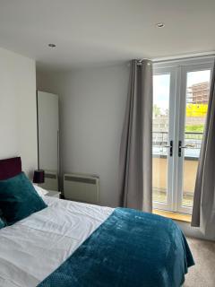 Mercury Holiday Homes - 1 Bedroom Castleview Apartment 404 Free Parking - 4