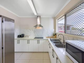5 mins to Mall Convenient 4BR Home at Sunnybank - 6