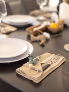 Modern Family Retreat in Premier GreenbankLocation - 2