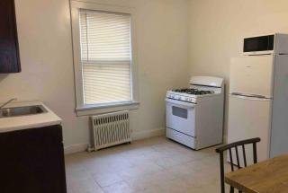 Spacious and bright 2 bedroom apartment with 1 bathroom and private street entrance - 2
