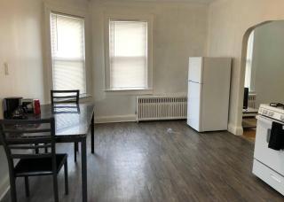 Spacious 2 bedroom apartment with 1 bathroom and private street entrance - 3