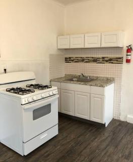 Spacious 2 bedroom apartment with 1 bathroom and private street entrance - 1