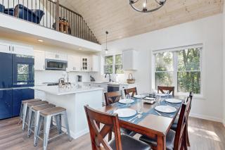 Luxurious 3BR Home with Hot Tub and Fireplace - 5