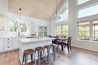 Luxurious 3BR Home with Hot Tub and Fireplace - 3