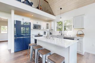 Luxurious 3BR Home with Hot Tub and Fireplace - 2