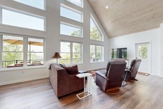 Luxurious 3BR Home with Hot Tub and Fireplace - 1