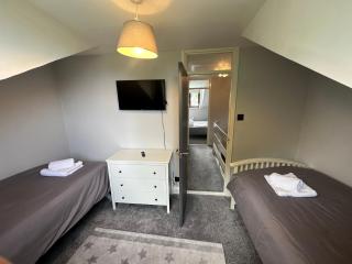 Modern 2 Bedroom House Spacious Large Garden - 5