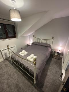 Modern 2 Bedroom House Spacious Large Garden - 8