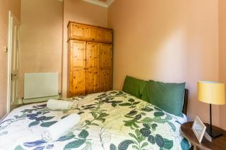 Palm Tree Apartment- Period Home with Cat - 4