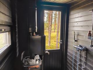 Lapland Riverside Cabin VADELMA, Ylläs, Tiny Home with Sauna, Fireplace, Terrace, BBQ, Wifi, Ski, Fishing, Pets OK - Äkäslompolo - 4