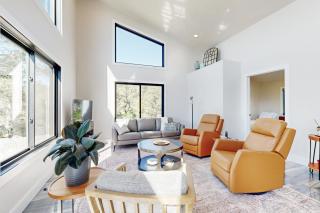 Mountain Retreat with Panoramic Views, Fire Pit - 9